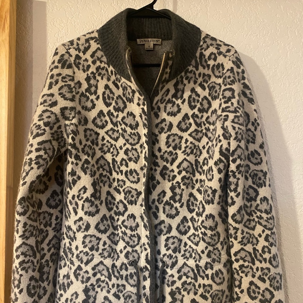 Pendleton Women's Cream and Gray Leopard Teddy Jacket